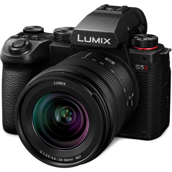 Беззеркальная камера Panasonic Lumix S5 II с объективом 20–60 мм