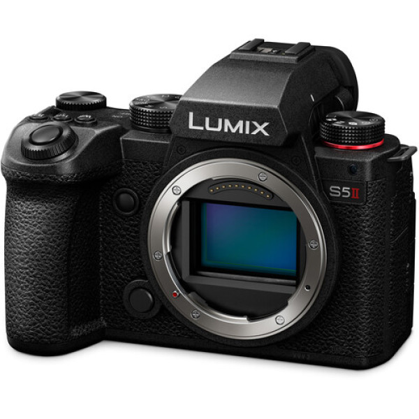 Беззеркальная камера Panasonic Lumix S5 II с объективом 20–60 мм