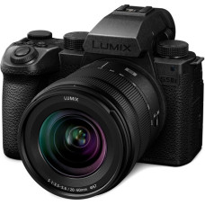 Беззеркальная камера Panasonic Lumix S5 IIX с объективом 20–60 мм