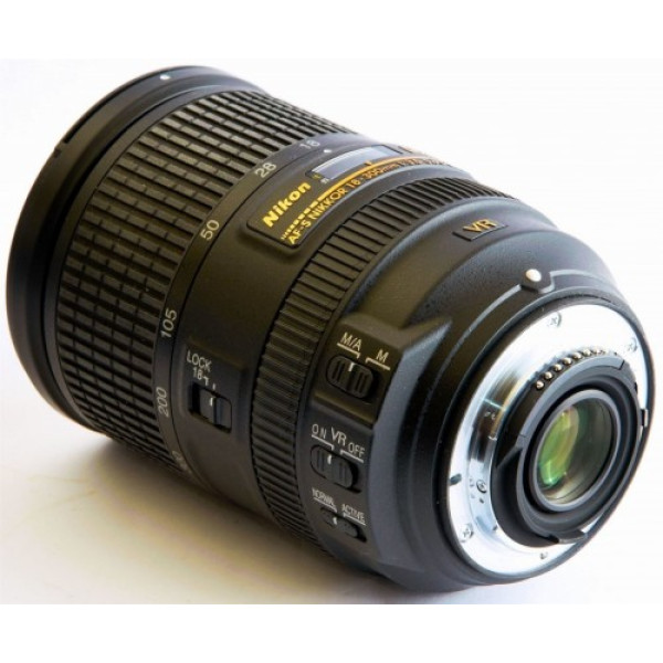 Объектив Nikon 28-300mm f/3.5-5.6G ED AF-S VR
