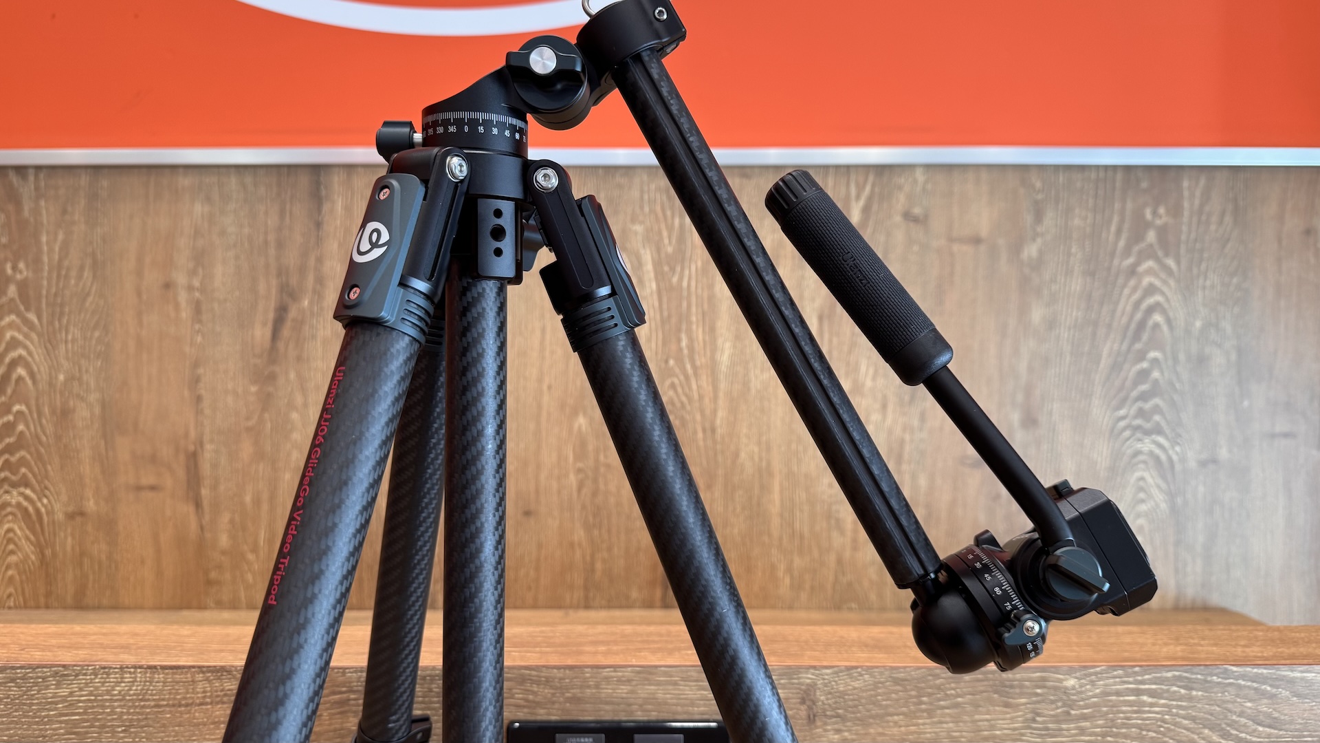 The tripod head handle